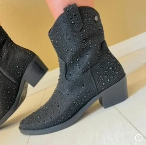XTI Ladies Black Embellished Block Heeled Cowboy Boot 143116